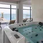 Dew In Infinity Pool &