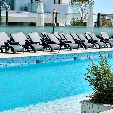 Dew In Infinity Pool & *