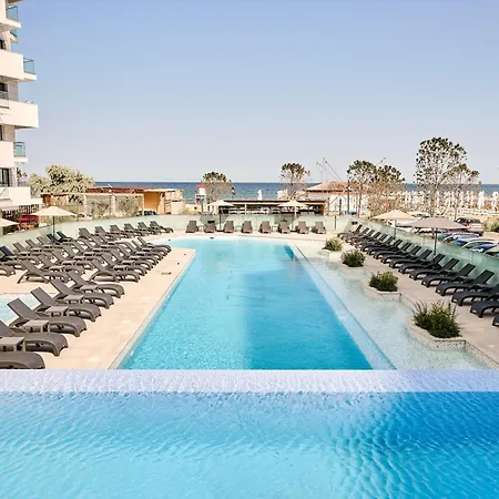 Dew In Infinity Pool &