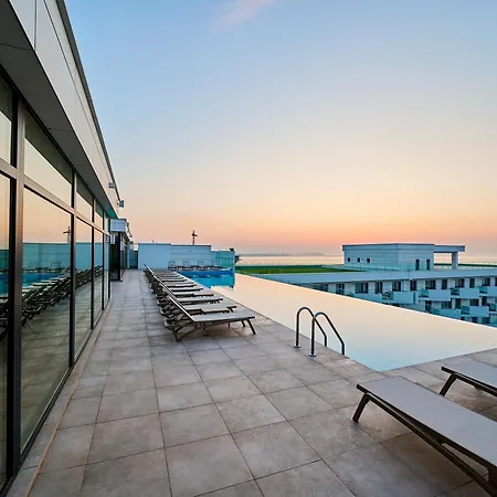 Dew In Infinity Pool & Нэводари