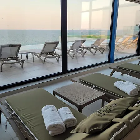 Dew In Infinity Pool & Navodari