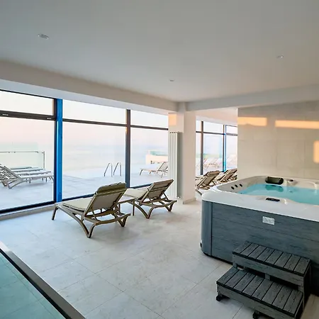 Dew In Infinity Pool & Apartment Navodari