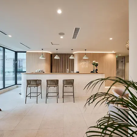 Dew - Infinity Pool & Apartment Navodari